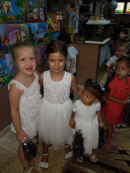 «Звёздочки» — частный детский сад, расположенный в районе Амишава, вдали от шумных улиц и задымленных дорог Петах-Тиквы.