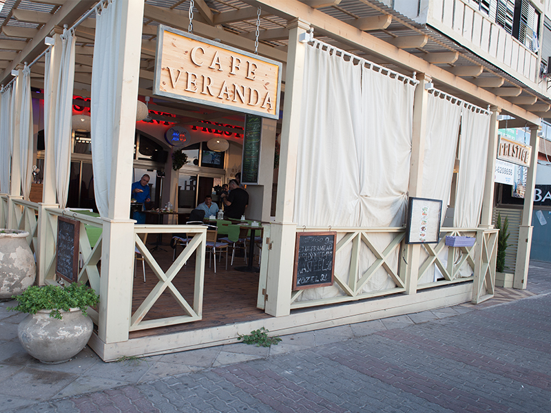 Кафе Веранда на набережной Бат-Яма — идеальное решение для отличного отдыха!