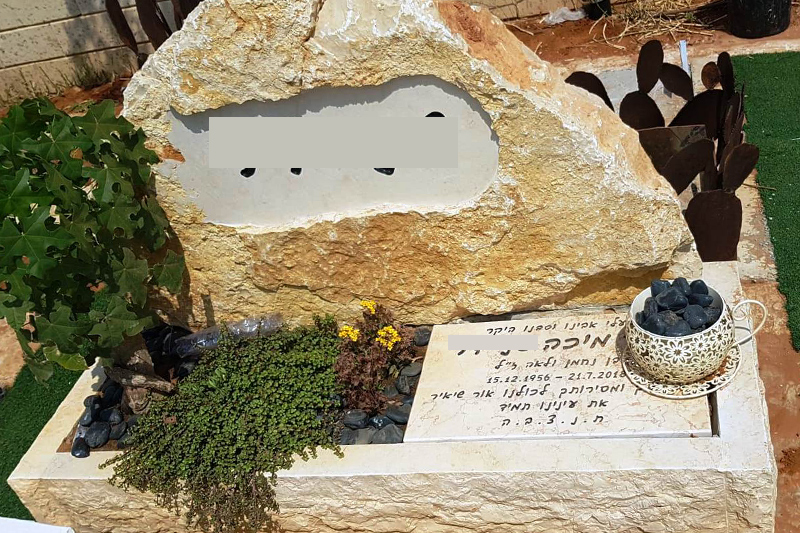 Израильская компания Яков Памятники специализируется на изготовлении памятников, надгробий, мемориальных плит и мемориальных досок в соответствии с  современными высокими стандартами обработки камня.